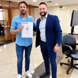 Dois homens com documento em escritório