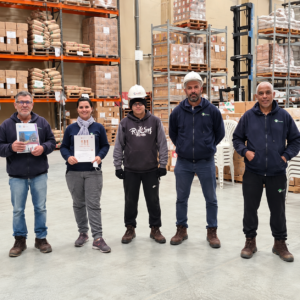 Equipe reunida no armazém industrial