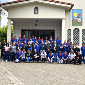 Foto de grupo em frente à capela